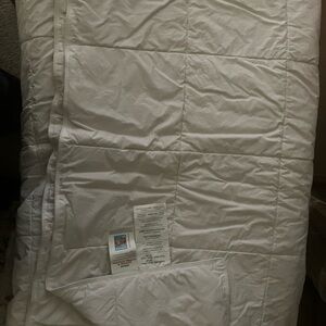 Elegant White Silk-filled Comforter